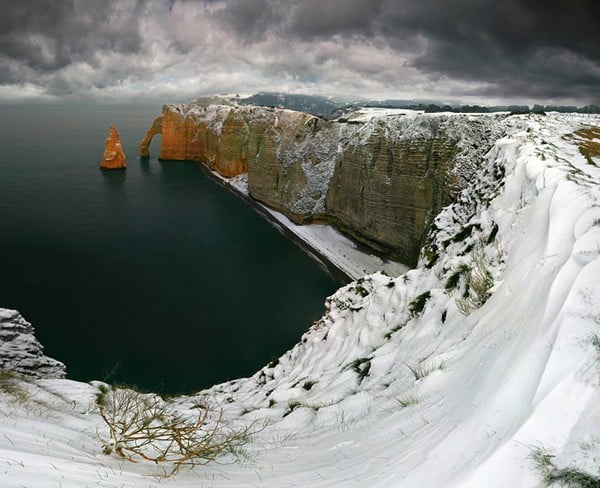 Nằm khu vực Normandy (Pháp), bãi biển Etretat Plage được tạo thành từ những vách đá thạch anh. Nét đẹp độc đáo của thiên nhiên nơi đây đã mang đến cảm hứng cho rất nhiều họa sĩ theo trường phái ấn tượng như Eugène Boudin, Claude Monet hay Édouard Manet…